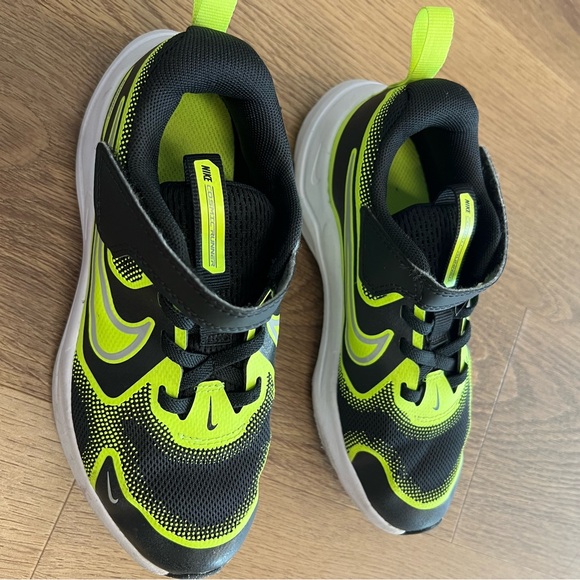 Nike Cosmic Runner Sneakers - Picture 6 of 8